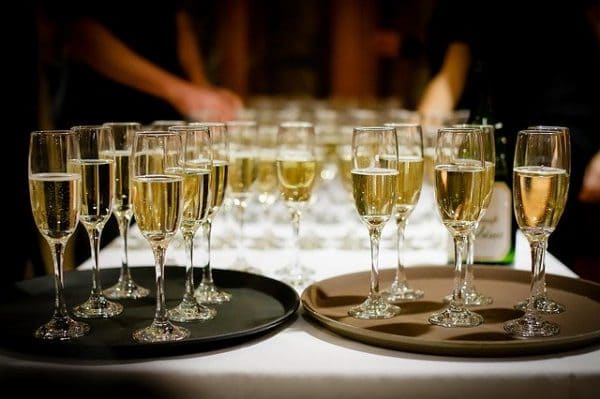 Copas de champán durante una recepción