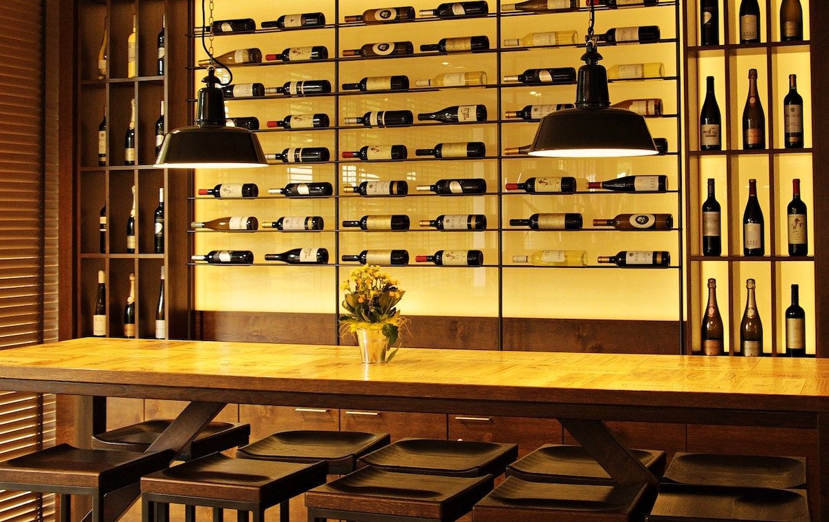 Un meuble bar avec des bouteilles de vin