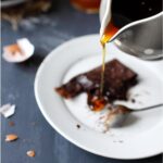 Mousse de mascarpone en cáscara de chocolate sobre bizcocho de chocolate y cerezas en almíbar